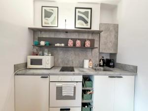 Simcity X l Cozy Hideaway just step away from Train BUS station and Tipsport arena w FREE parking, 24 7 self check-in