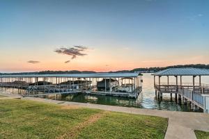 Easy-Access Lake Hamilton Condo with Fireworks View