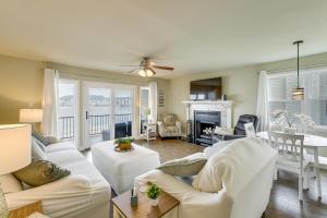 Easy-Access Lake Hamilton Condo with Fireworks View