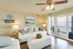 Easy-Access Lake Hamilton Condo with Fireworks View