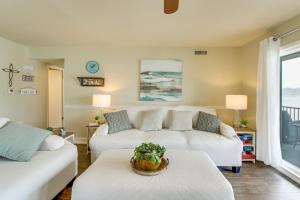 Easy-Access Lake Hamilton Condo with Fireworks View