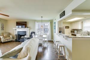 Easy-Access Lake Hamilton Condo with Fireworks View