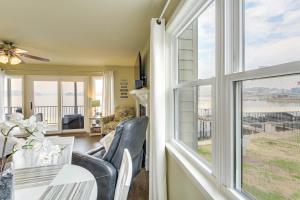 Easy-Access Lake Hamilton Condo with Fireworks View