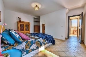 Vico Saraceno 4BR House with Terrace in Forio Old Town