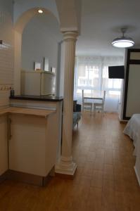 Zonas verdes, piscina cerca de playa Sana Ana