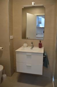 Zonas verdes, piscina cerca de playa Sana Ana