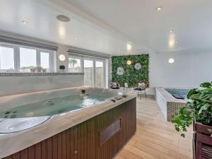 5 Bed in Bexhill-on-Sea 74325