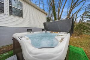 Castaway Cove 5 Bed Lake Retreat Fire Pit Hot Tub!