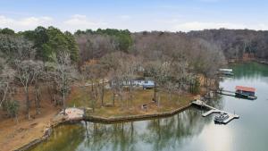 Castaway Cove 5 Bed Lake Retreat Fire Pit Hot Tub!