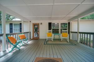 Castaway Cove 5 Bed Lake Retreat Fire Pit Hot Tub!