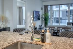 Cozy 1BR Downtown Stay with Balcony Views