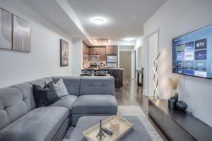 Cozy 1BR Downtown Stay with Balcony Views