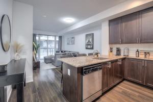 Cozy 1BR Downtown Stay with Balcony Views