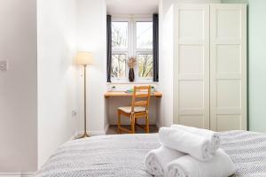 Large 5Bed Town House-Sleeps 9-By FabAccommodation