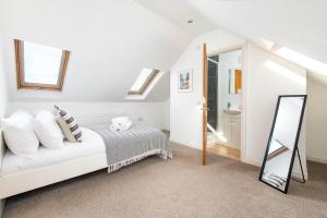 Large 5Bed Town House-Sleeps 9-By FabAccommodation