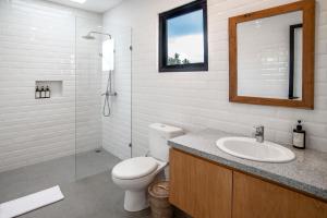 Walk to beach and restaurants - view and quiet - 2BR 3BATH