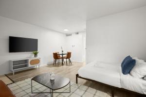 Urban Austin 1BR | 2 Beds • Walkable Area