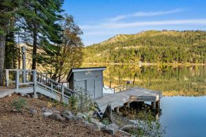 Luxury Lakefront 5 Br Home Hot Tub Arcade