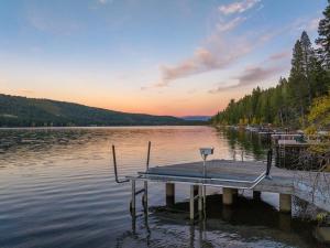 Luxury Lakefront 5 Br Home Hot Tub Arcade