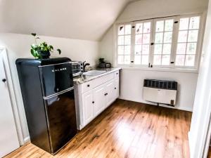 Wildland Loft Serene Mountain Retreat w Fireplace AC Fire Pit Hammock Outdoor Lounge Area Record Player Pets OK