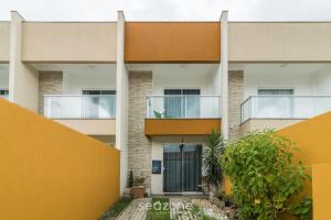 Sobrado com 2 suítes em Perequê BFJ0506