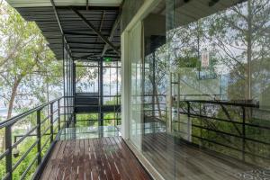 Villa de lujo con piscina y vista a la ciudad