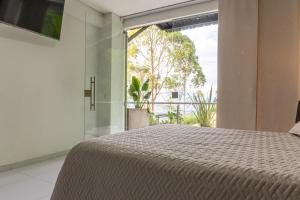 Villa de lujo con piscina y vista a la ciudad