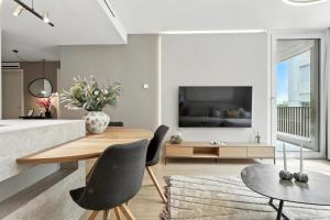 Castle-side Luxury Residence on Danube River bank,Free Parking