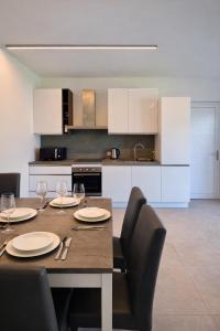 Bluelow Lakeview house