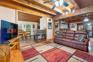 Campfire Lodge, Peaceful Private, Indoor Heated Pool, Fire Pit, Hot Tub, Theatre, Game Room