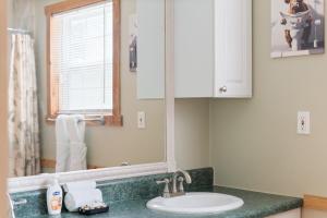 Campfire Lodge, Peaceful Private, Indoor Heated Pool, Fire Pit, Hot Tub, Theatre, Game Room