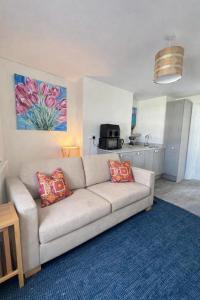 Convenient 1-Bed Apartment, Close to Beach & Shops