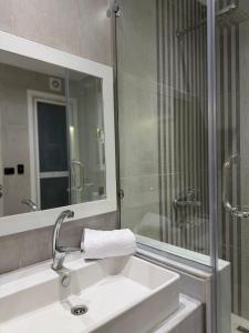 The White Suite - Stylish 2BR Stay in Madianty