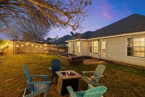 Luxury Austin Retreat I Hot Tub I Fireplace 4BR