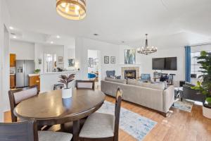 Luxury Austin Retreat I Hot Tub I Fireplace 4BR