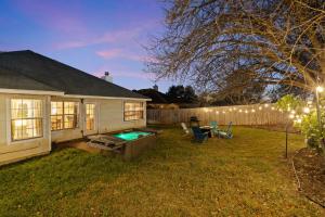 Luxury Austin Retreat I Hot Tub I Fireplace 4BR