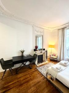 Arc de Triomphe 5 minutes away by walk