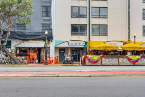 2 Blocks to Shore! Chic South Beach Studio