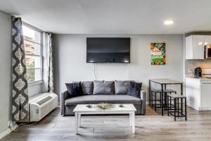 2 Blocks to Shore! Chic South Beach Studio