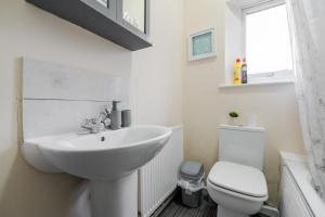 Spacious 4BR Home Near Etihad - FREE Parking - 5 min train station