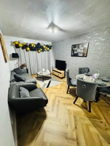 Luxury 2-Bed Apartment,Office with Built-In TV King Bed, Private Entrance and free Parking