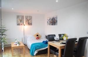 Luxury Penthouse Balcony Flat - 5 Min to Canary Wharf - Prime Long Stays