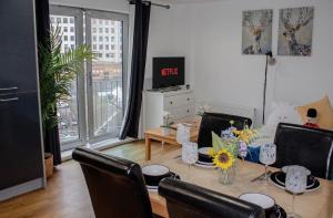 Luxury Penthouse Balcony Flat - 5 Min to Canary Wharf - Prime Long Stays