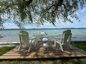 Willow Tree Cottage: Waterfront on Suttons Bay