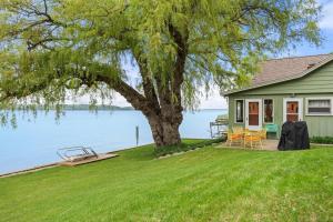 Willow Tree Cottage: Waterfront on Suttons Bay