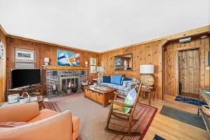 Willow Tree Cottage: Waterfront on Suttons Bay