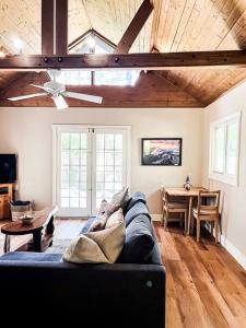 The Nest Serene Sanctuary w Hot Tub Fireplace Grill Hammock Outdoor Fire Feature Fully Fenced Yard AC Pets Ok