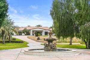 Chateau Giraffe, a Unique Luxurious Estate