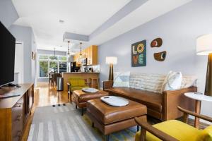 Midcentury Getaway: Walk to Everything!