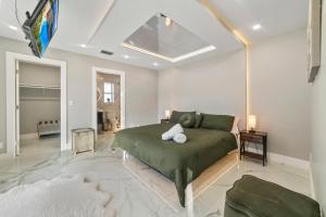 Tropical Luxury Paradise - Fully Renovated in WPB